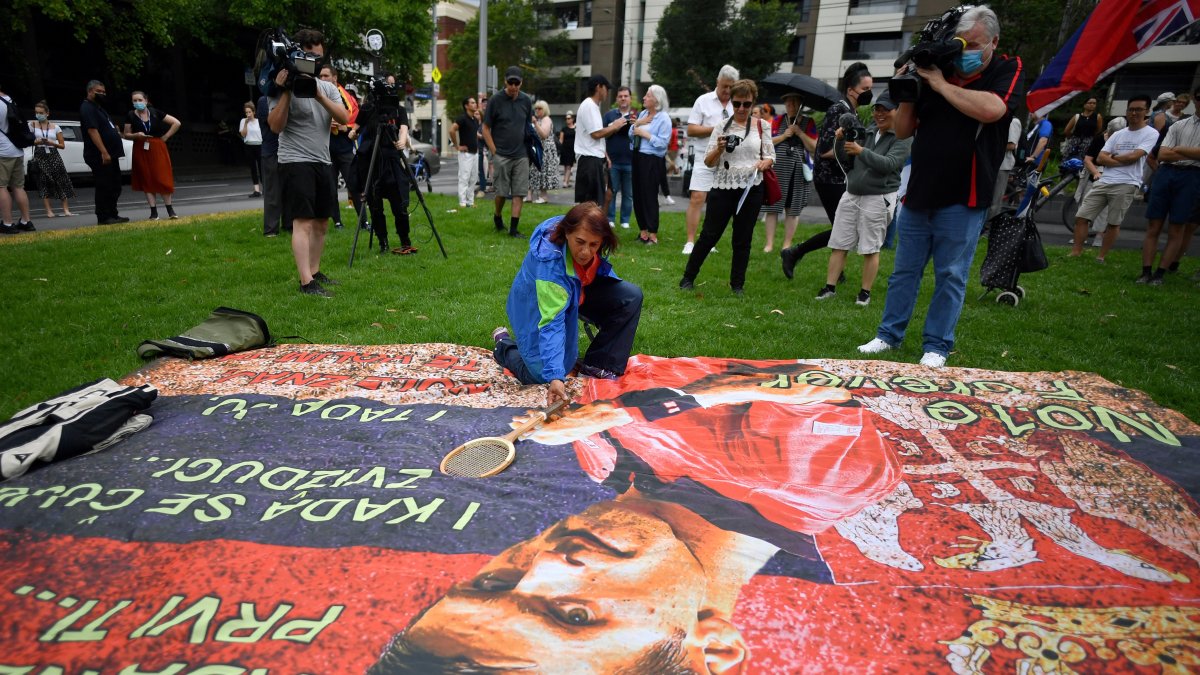 Djokovic, quien llegó la noche del miércoles a Melbourne con una exención médica que le permitía defender su título en el Abierto de Australia sin ser vacunado, aguarda retenido la vista programada el lunes por un tribunal de la ciudad para escuchar los argumentos de su apelación.