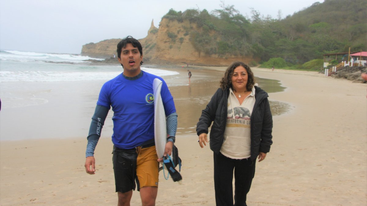 Juan Pablo Yánez, surfista ecuatoriano, junto a su madre Patricia Guerrero, quien lo acompaña en todas sus competencias.