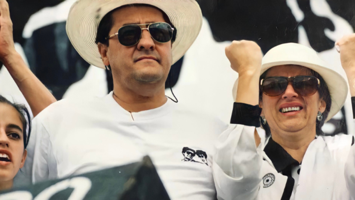 Pedro Restrepo (c), padre de los hermanos Carlos Santiago y Pedro Andrés, desaparecidos en enero de 1988.