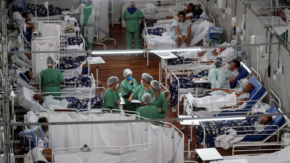 Trabajadoras de la salud atienden a pacientes con la covid-19, en el Hospital Municipal de Campaña Pedro Dell Antonia, en una fotografía de archivo. EFE/Sebastiao Moreira