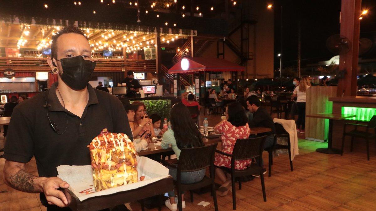 Papa. Una torre de un kilo de papa es llevada por el mesero de French Fries, local que atiende desde las 14:00 hasta la 01:00 en Food Garden.