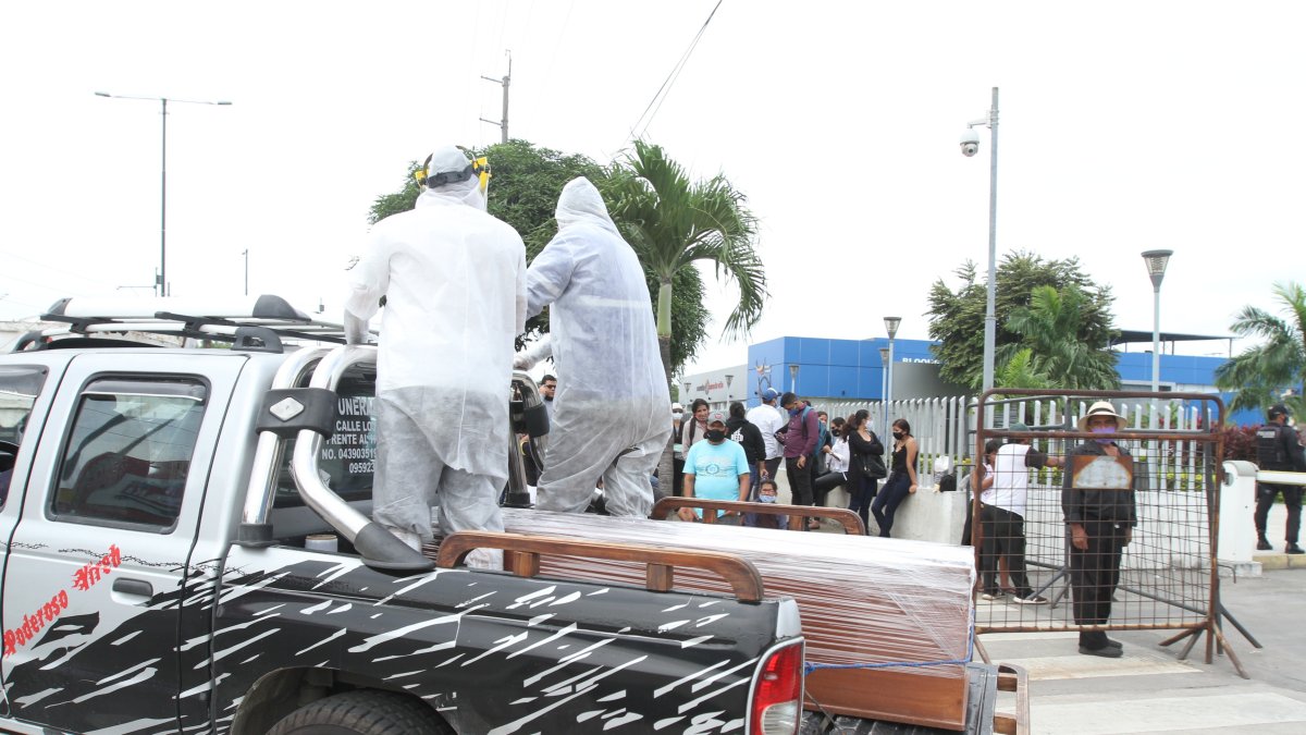 Julio de 2020. Familiares de víctimas de COVID-19 llegan a la morgue a retirar cuerpos identificados.