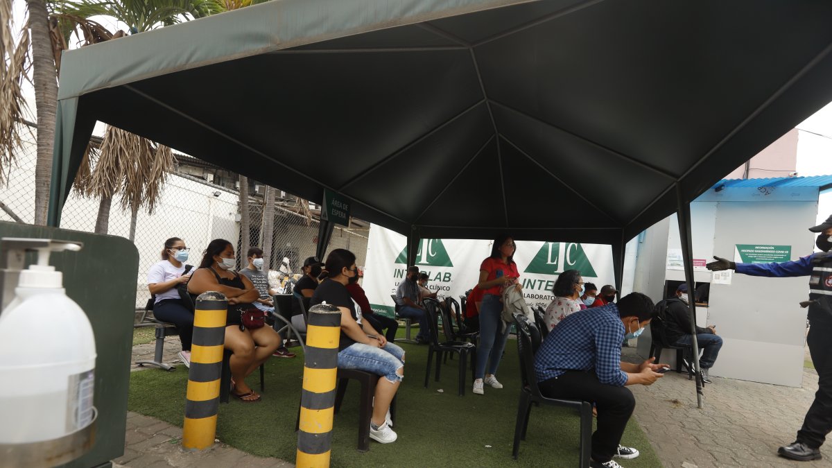 CIUDADANOS ESPERAN SU TURNO PARA REALIZARSE UNA PRUEBA DE PCR, EN UN LABORATORIO PRIVADO DE LA CIUDAD, EL 7 DE ENERO DEL 2022 .