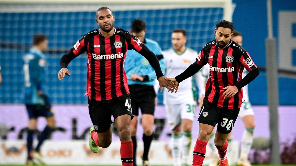 Jonathan Tah (izquierda) celebra con su compañero Karim Bellarabi el empate conseguido a seis minutos del final.