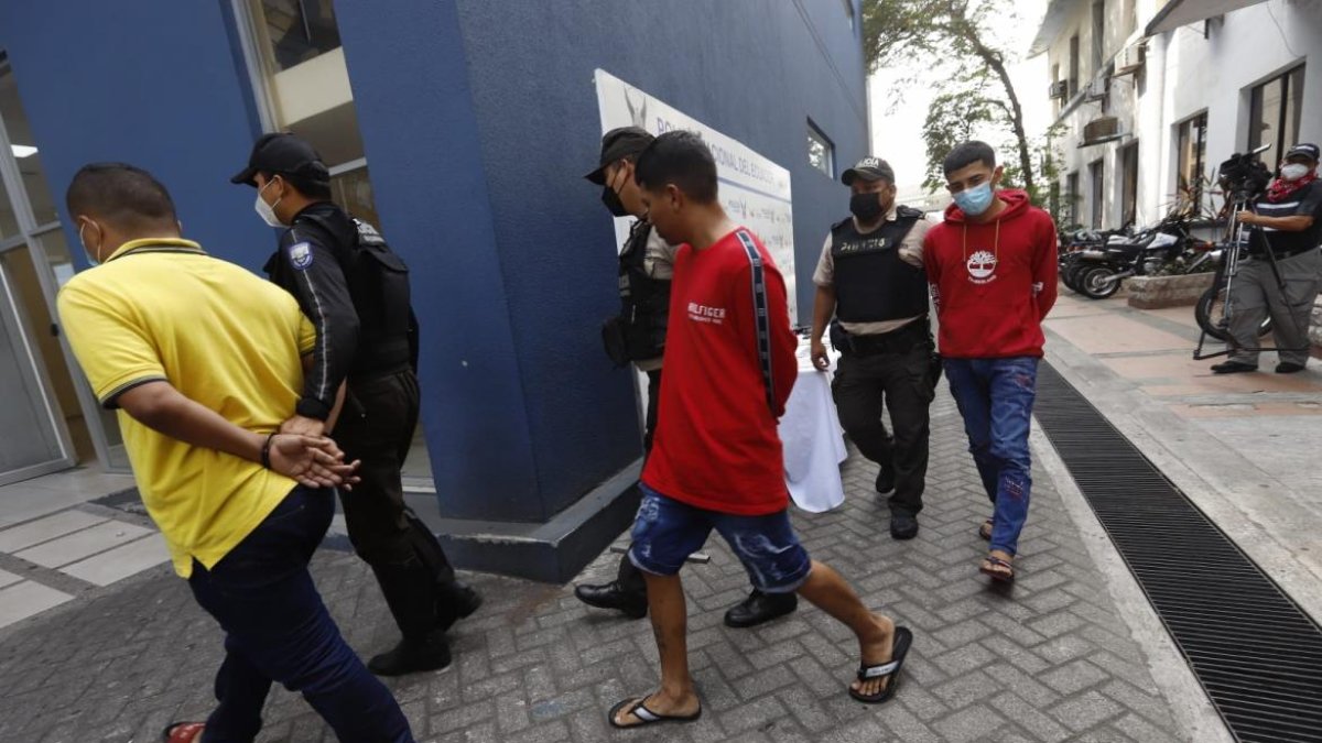personas fueron detenidas por el asesinato de un hombre en el parqueadero de un centro comercial de Guayaquil.