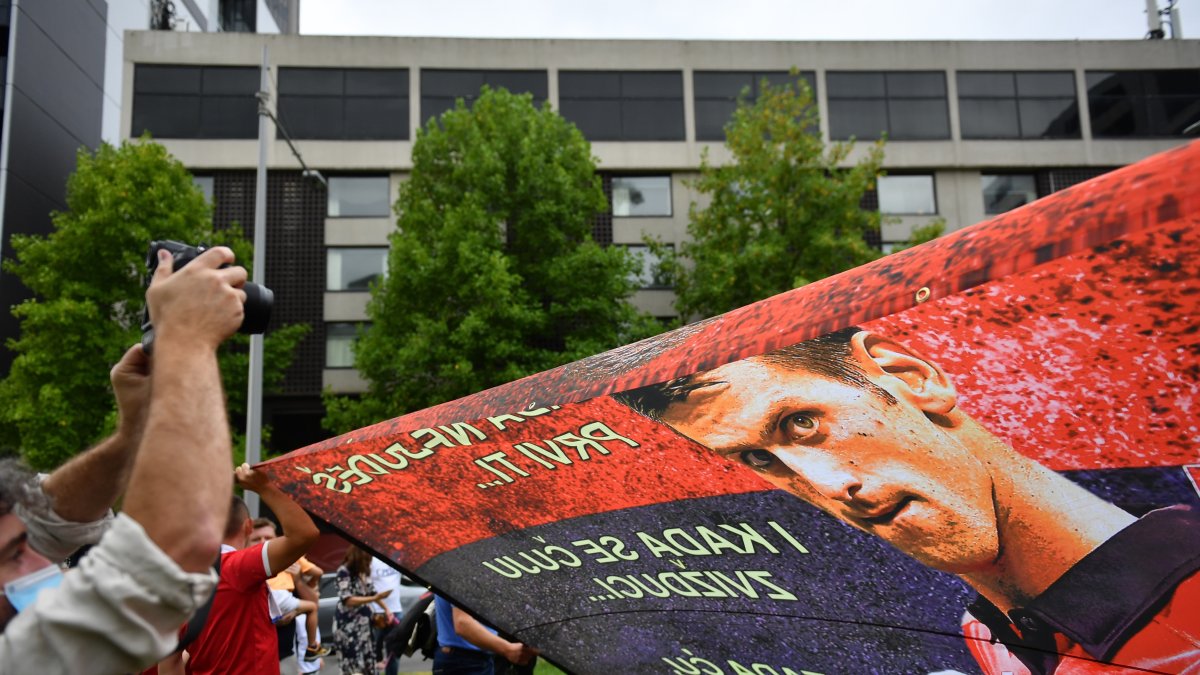 El tenista, de 34 años, está desde el miércoles en un hotel de Melbourne, a la espera de que la Justicia australiana decida si le permite entrar al país para jugar el Abierto de Australia o confirma la revocación de su visado y ordena su deportación.