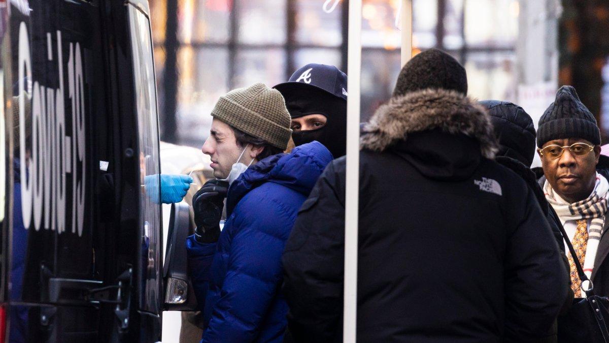 Personas se realizan la prueba para detectar la covid-19, el 4 de enero de 2022, en Nueva York.