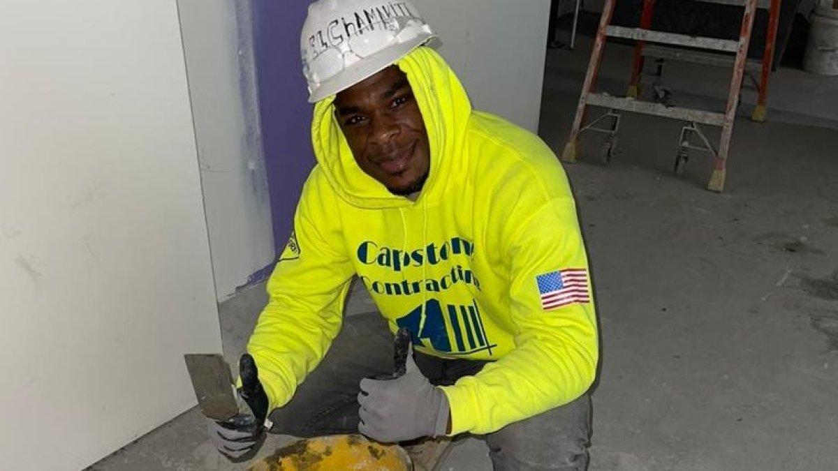 Koob Hurtado trabaja en la construcción en los Estados Unidos. Allá aprendió todo lo necesario para esta actividad