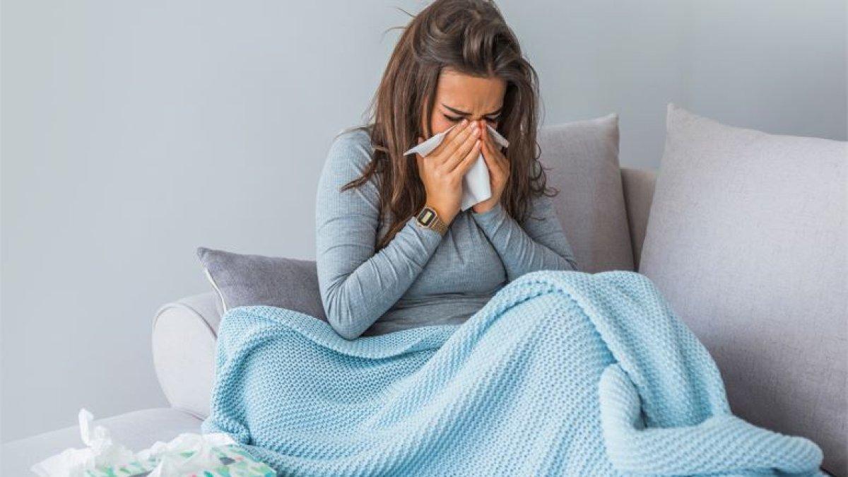 Aunque podrían confundirse, hay algunas diferencias en los síntomas. Sin embargo, la prueba es la única manera de asegurar el diagnóstico.