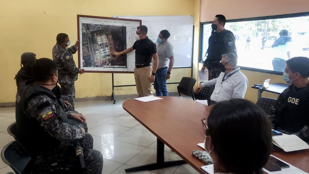 Situación. El director del SNAI evaluó el complejo carcelario de Guayaquil este último viernes.