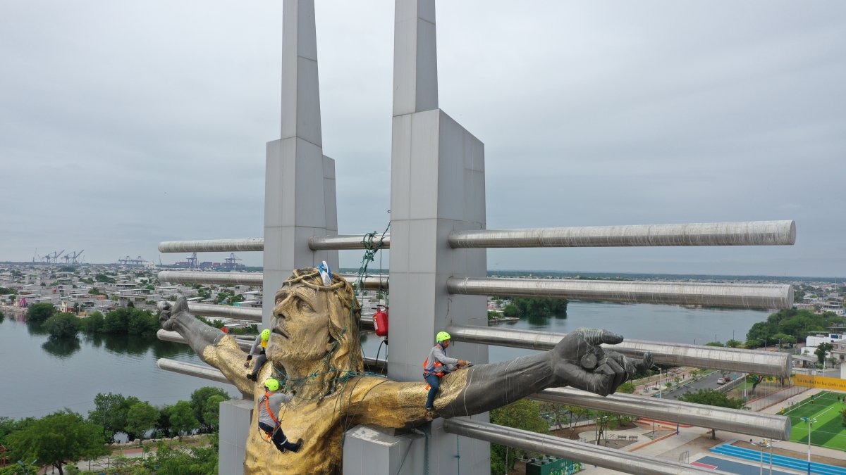 Hecho. Ya en lo alto, tres líneas de vida o de seguridad sujetan a cada uno de los trabajadores.