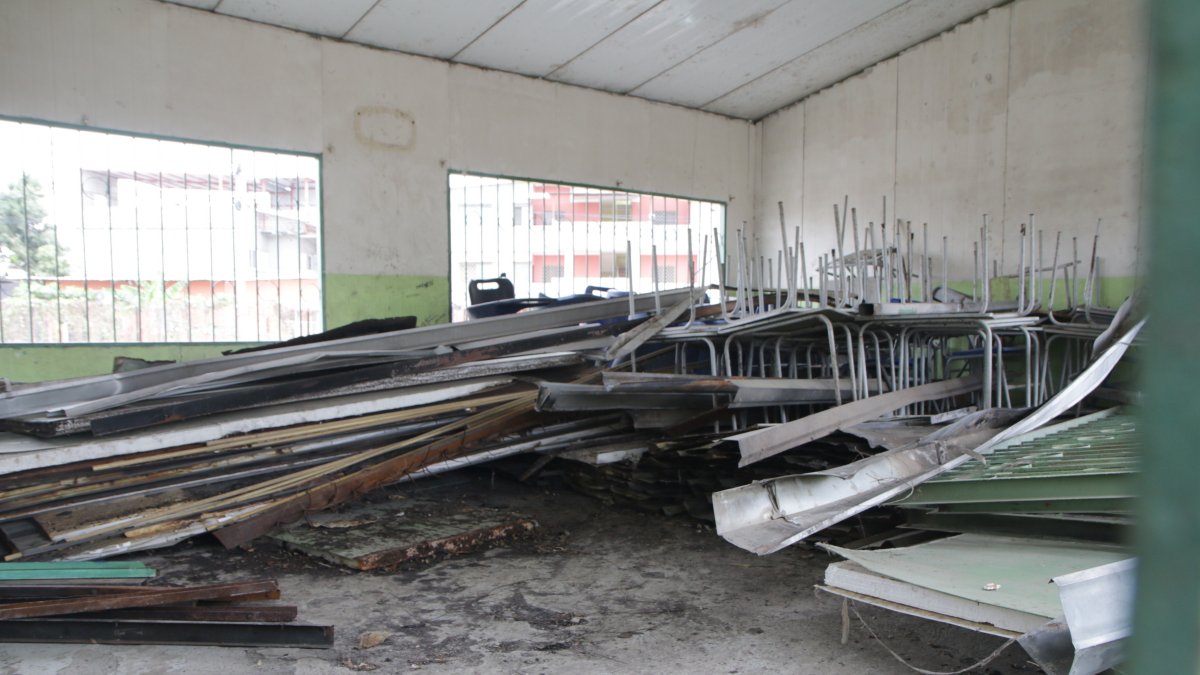 Deterioro. Las piezas del mobiliario de varios planteles educativas fiscales están arrumadas y en mal estado.