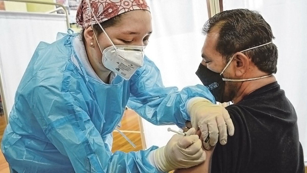 En población menor a los 50 años de edad, la tercera dosis se está aplicando seis meses después de la segunda vacuna.