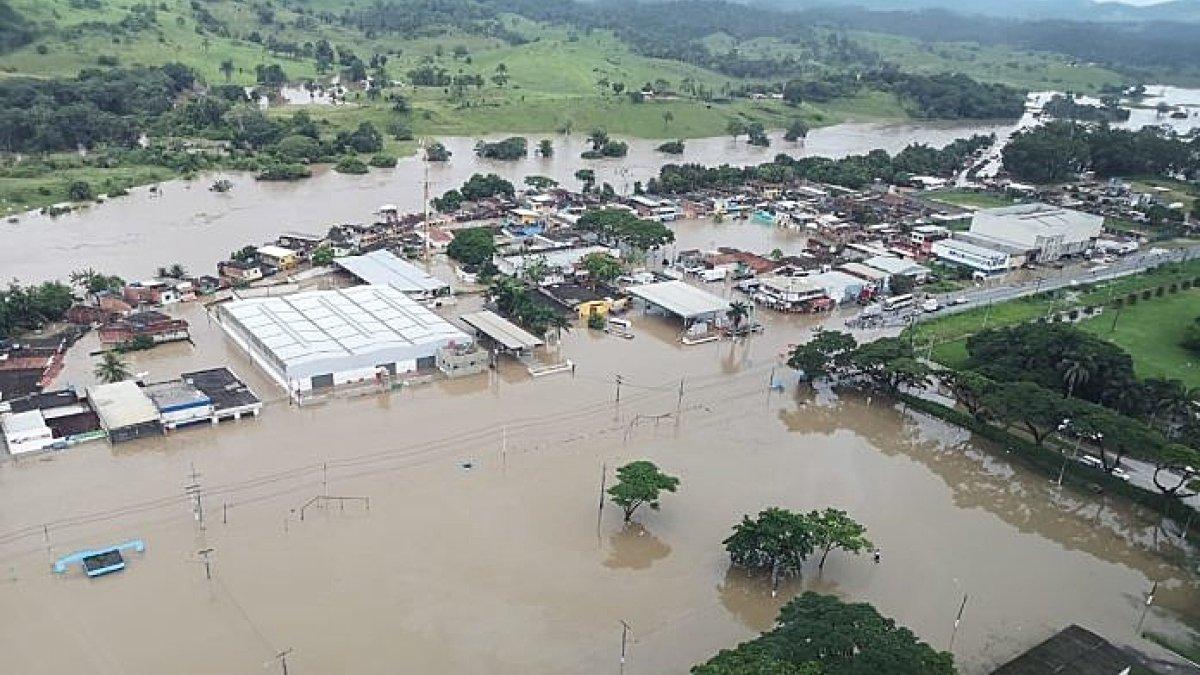 Se han registrado al menos seis fallecidos y cerca de 17.000 evacuados de sus casas.
