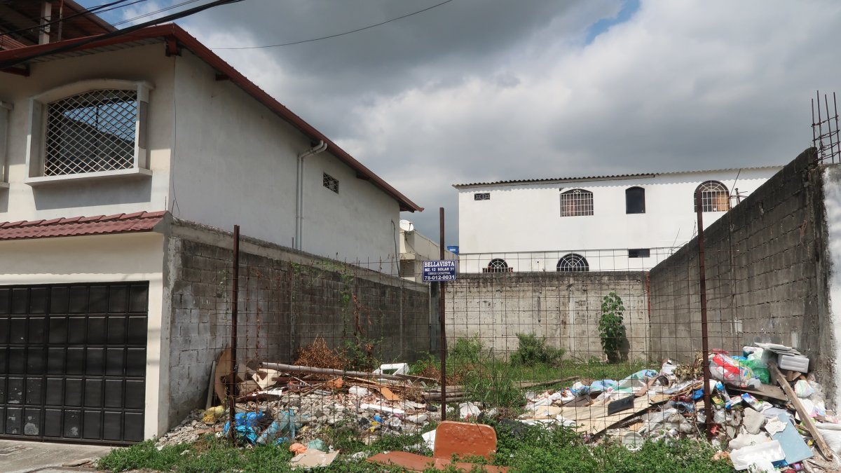 Basura. Hay solares vacíos cuyos cerramientos han sido vulnerados y esto ha sido aprovechado para que se conviertan en botadero de desechos.