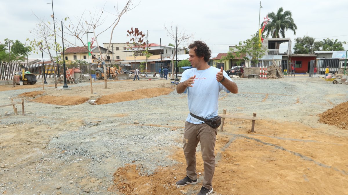 Guía. Álvaro Fernández, residente de Entre Ríos y skater desde hace más de una década, da las directrices a los trabajadores de la pista.