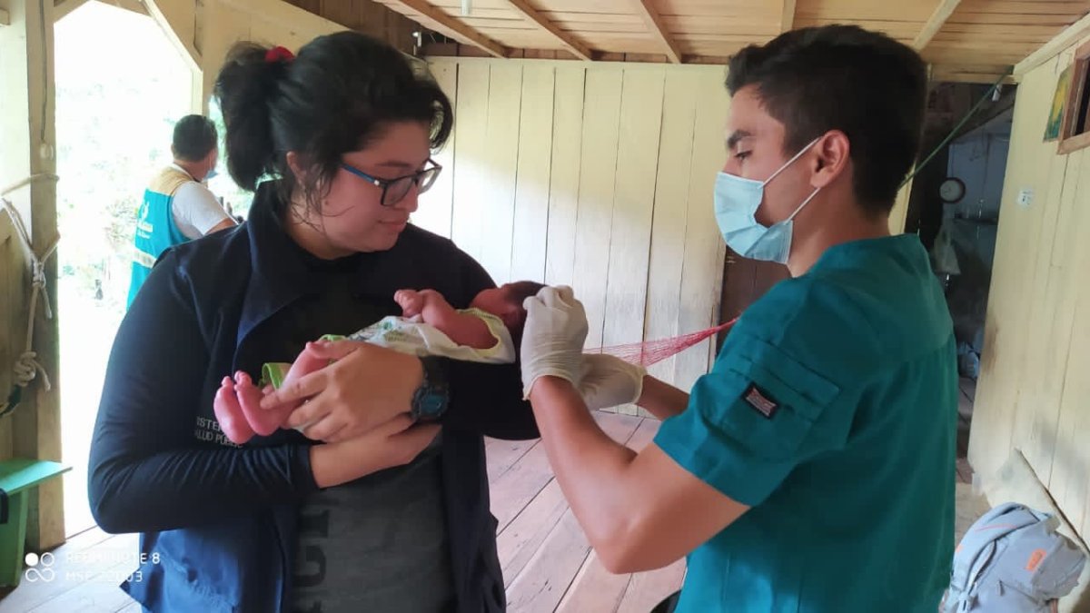 Diagnóstico. Un médico revisa a un menor de edad en un poblado alejado.