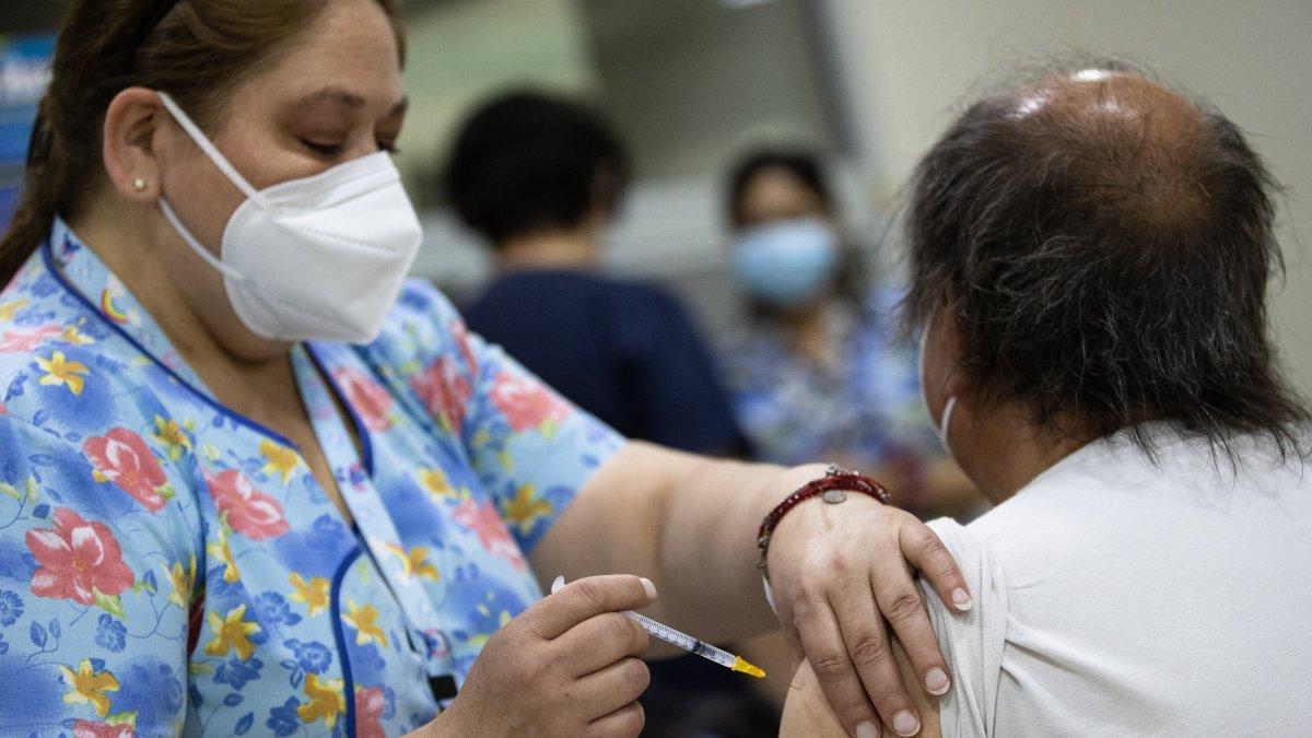 Una persona recibe una dosis de la vacuna contra la covid-19