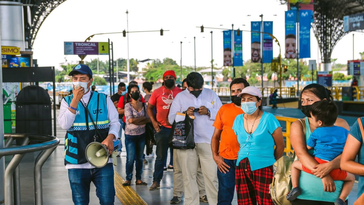 Las paradas de la Metrovía, reciben miles de usuarios diariamente