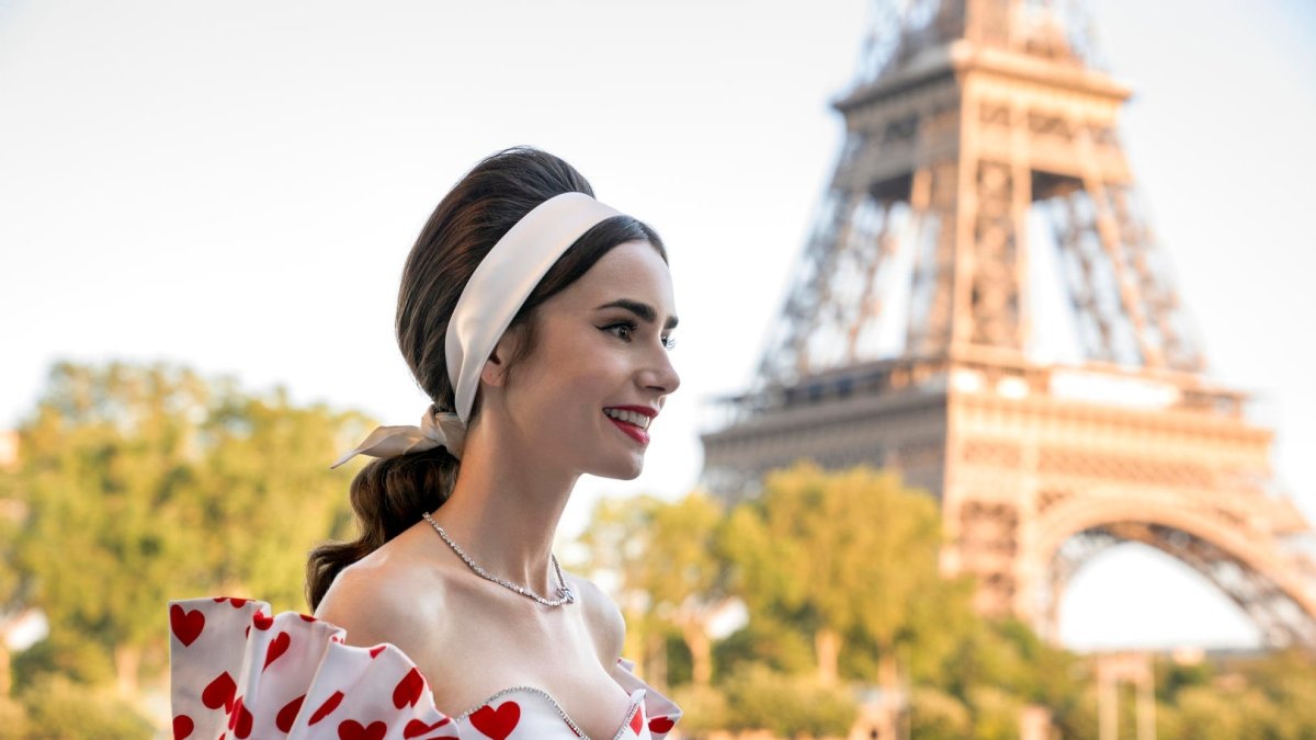 Imagen de Lilly Collins en la serie 