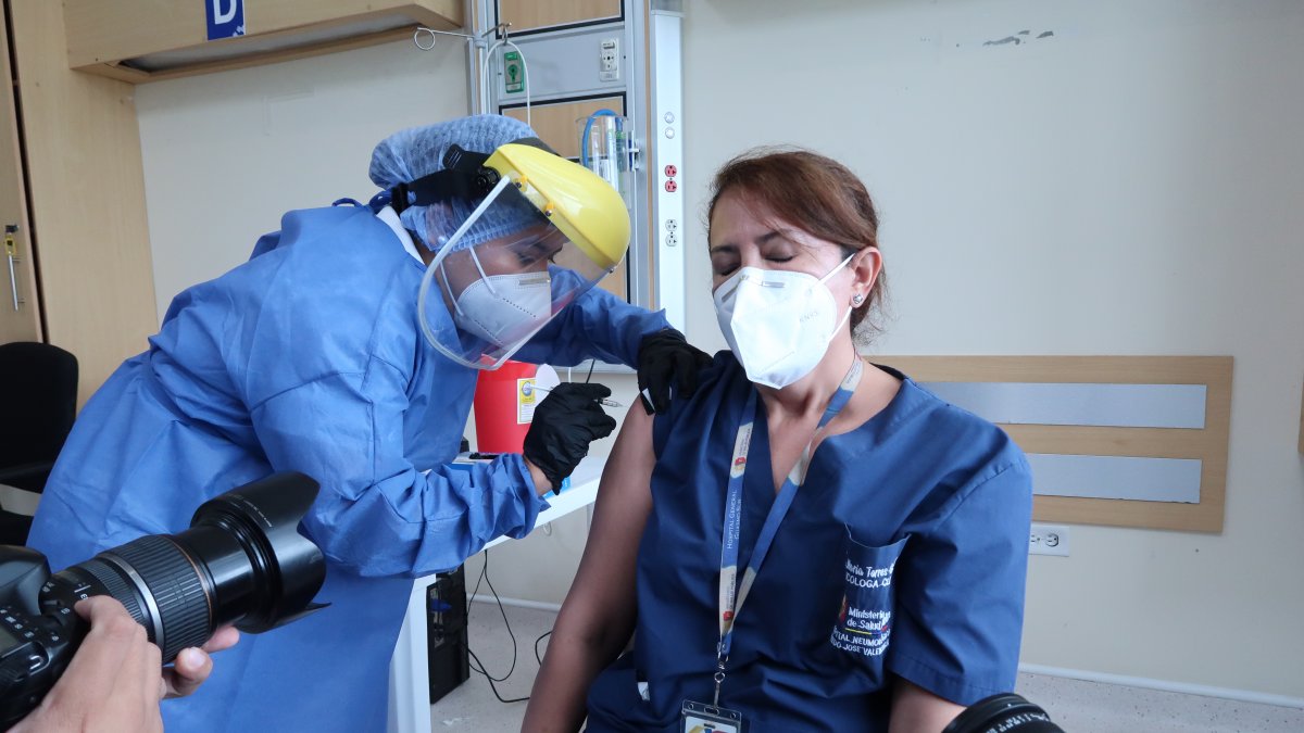 Refuerzo. El personal médico, entre otros grupos de primera línea, se podrán vacunar a los cinco meses de las segunda dosis.