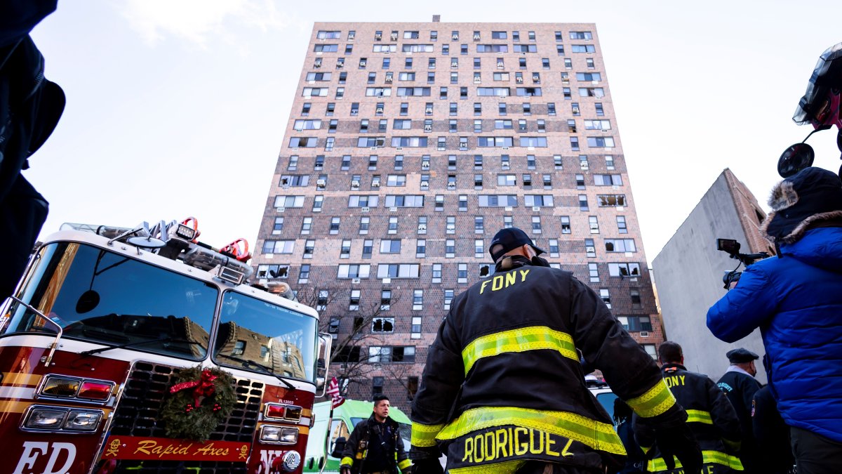 Bomberos de Nueva York frente al edificio de apartamentos en East 181st Street que fue escenario del incendio en el barrio del Bronx
