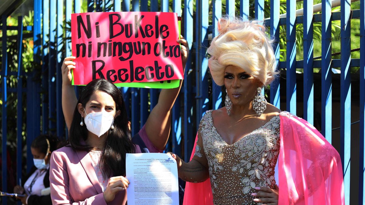 Lady Drag posa junto a la diputada Claudia Ortiz a la salida de la Asamblea Legislativa, hoy, en San Salvador (El Salvador). 