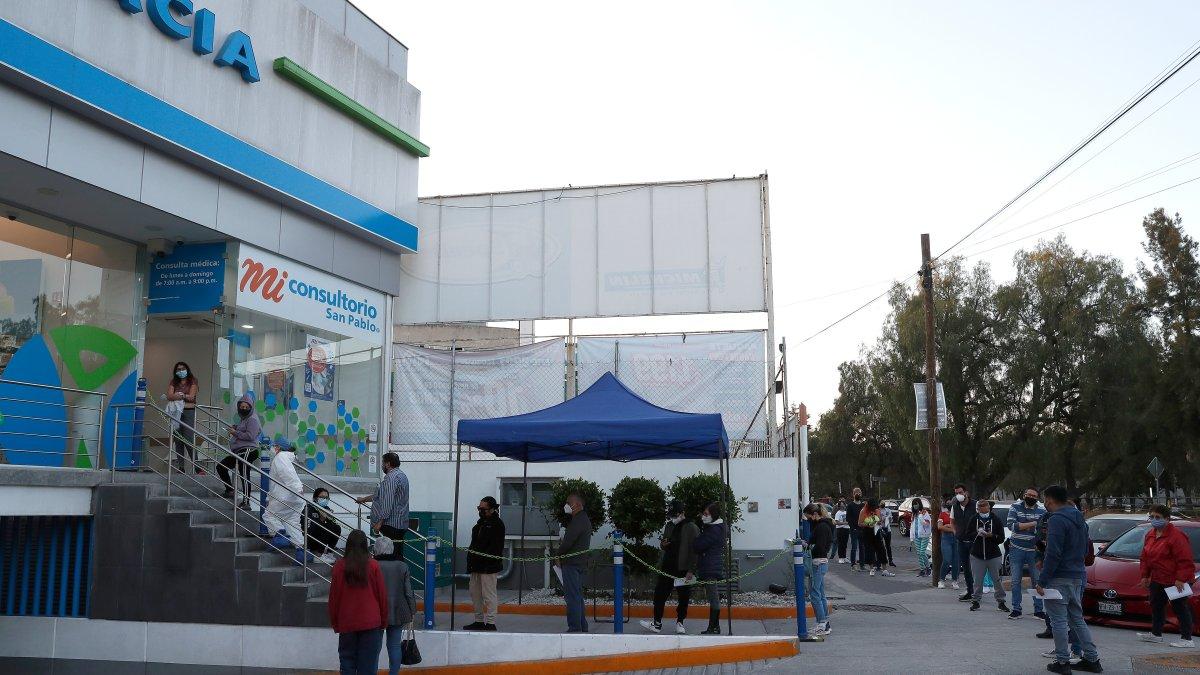 Ciudadanos acuden a una farmacia para practicarse una prueba de detección de coronavirus, en la Ciudad de México