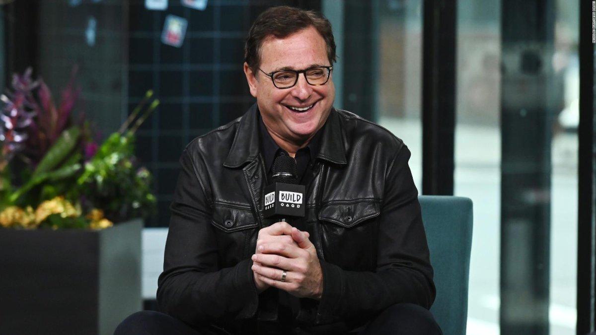 Bob Saget interpretó a un viudo que queda al cuidado de sus tres hijas. Un personaje que lo marcó para siemrpe.