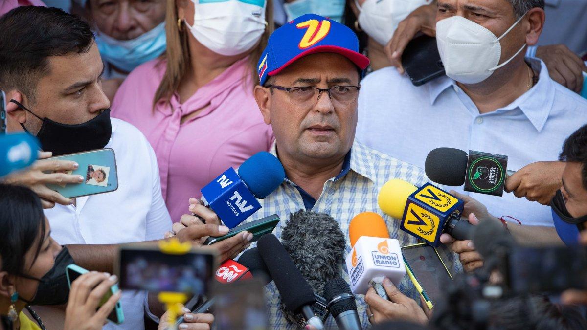 El gobernador electo del estado Barinas, Sergio Garrido, habla a los medios de comunicación hoy, en Barinas (Venezuela)