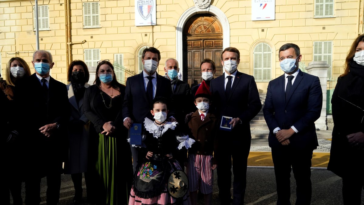 El presidente de Francia, Emmanuel Macron (tercero desde la derecha), participa en un acto público este 10 de enero, cuando enfrenta duras críticas y protestas por parte de los antivacunas en su país 