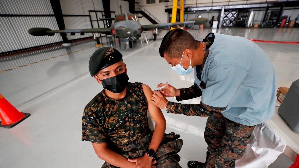 Un soldado recibe una dosis de la vacuna contra el coronavirus frente a un helicóptero de la Fuerza Aérea hoy, en Ciudad de Guatemala