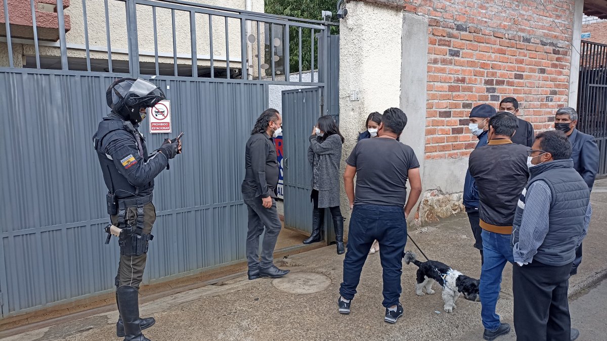 Afectada junto a familiares y curiosos en la puerta de la vivienda donde se robaron el dinero de la caja fuerte.