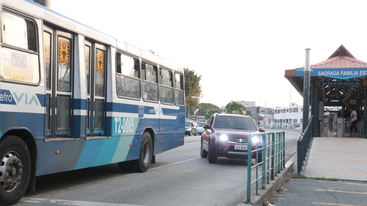 Estación. En la parada de la Metrovía de la Sagrada Familia, en el sur, los vehículos no solo invaden el carril, sino que rebasan en este.