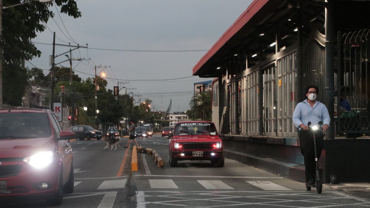 Infracción. Vehículos de todo tipo, además de ciclistas y conductores en scooters invaden y recorren el carril, sin inmutarse. Lo hacen a cualquier hora.