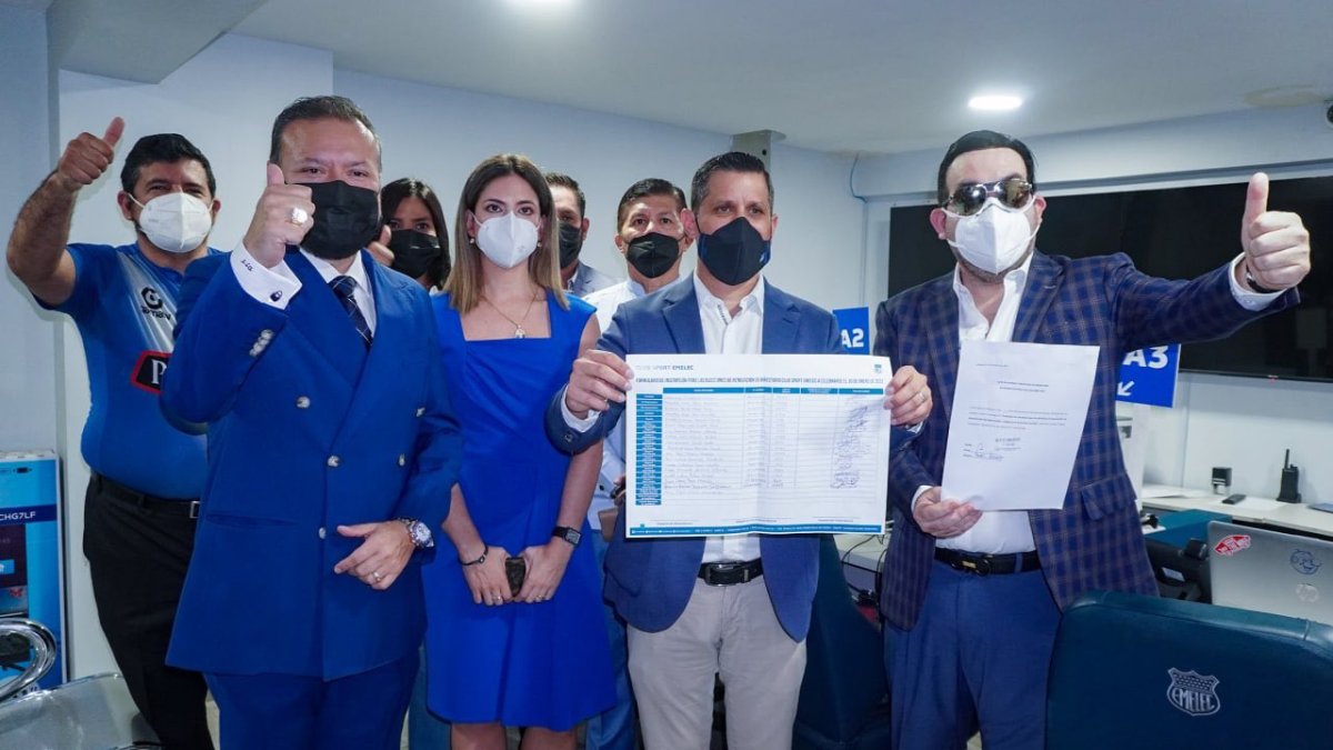 Carlos Luis Torres (c), precandidato a la presidencia azul, dijo días atrás que hizo oficial su candidatura.