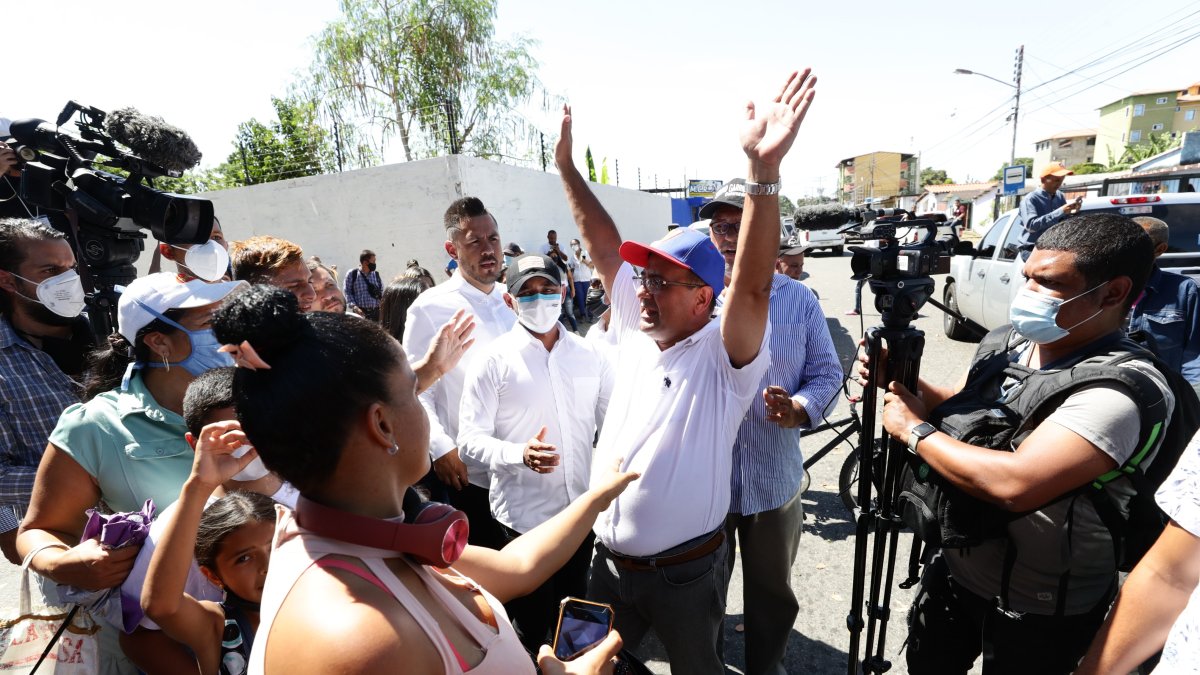 El candidato opositor a la Gobernación de Barinas, Sergio Garrido (c), saluda a simpatizantes tras su triunfo, en Barinas. EFE/ Rayner Peña