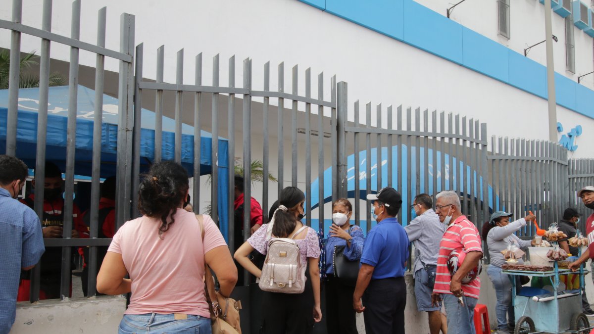 Situación. Los clientes de CNT que ayer se acercaron a una de las oficinas para hacer varios tipos de reclamos.