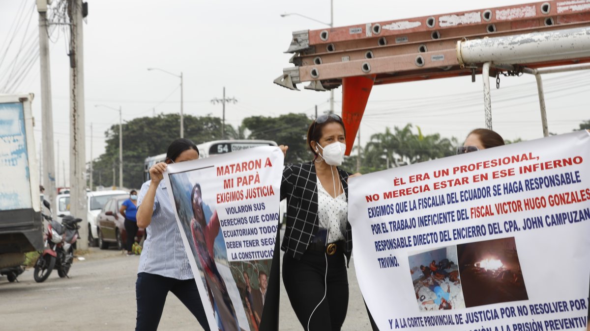 Reclamo. Familiares de víctimas protagonizaron un plantón frente a la cárcel el día que la CIDH visitó el país.