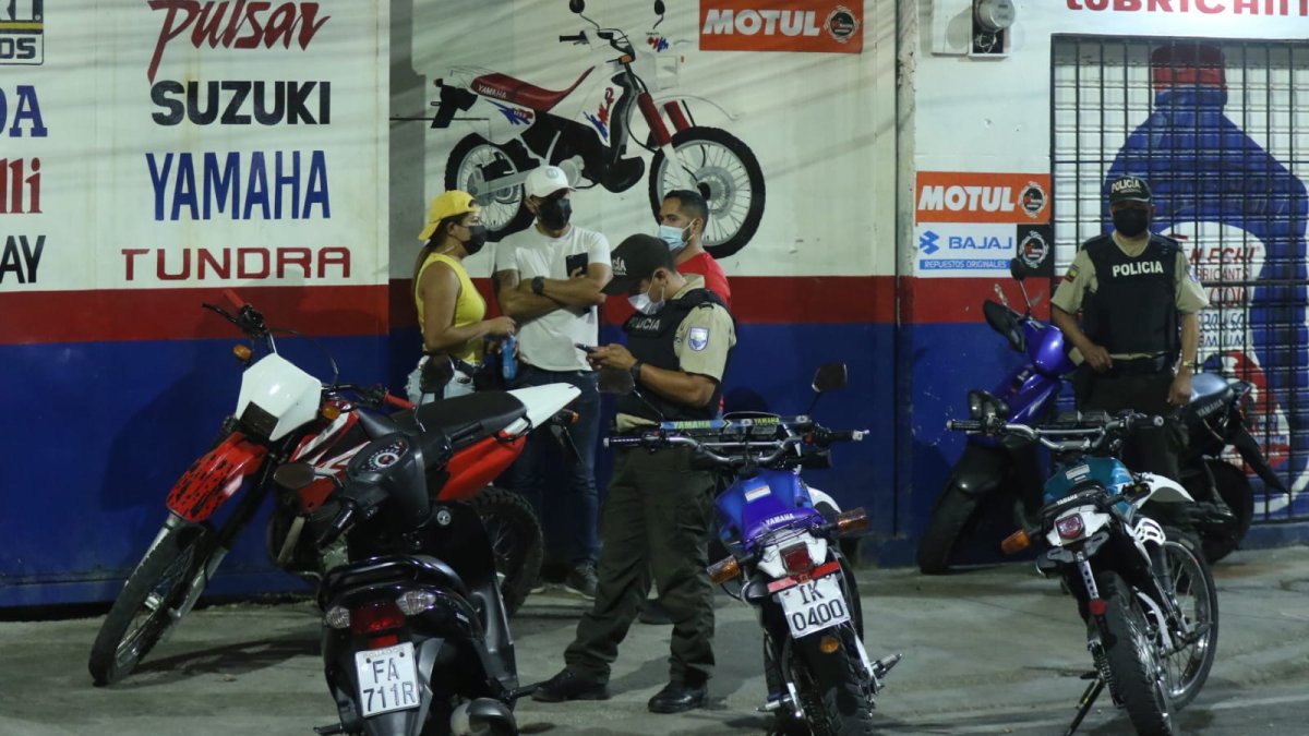 Los crímenes, cometidos entre la tarde y noche de este lunes, fueron dentro de dos propiedades.