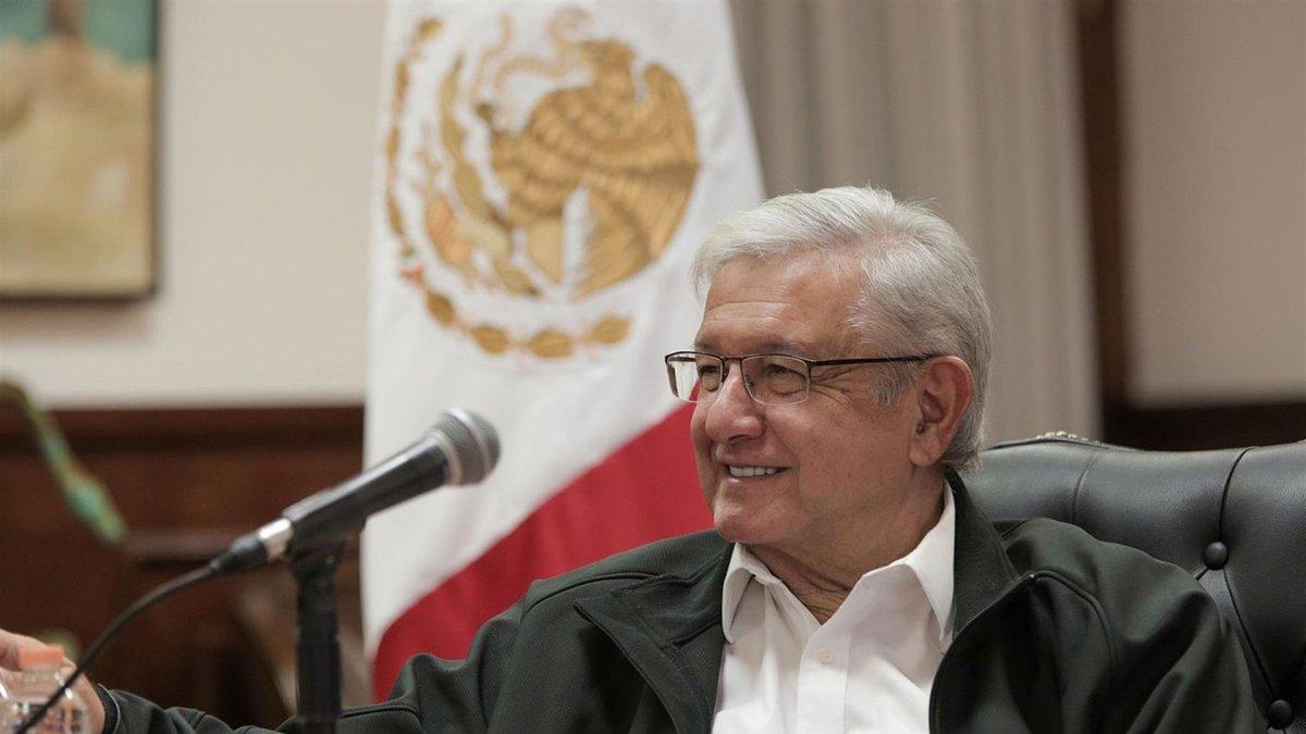 Fotografía cedida hoy por la Presidencia de México que muestra al mandatario Andrés Manuel López Obrador durante una reunión de trabajo en Palacio Nacional, en la Ciudad de México (México).