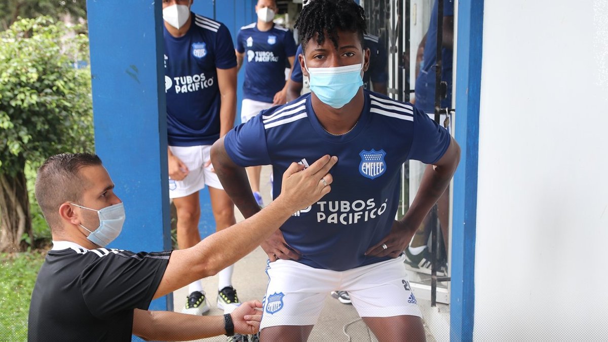 Jackson Rodríguez juega de lateral izquierdo; los azules buscan un foráneo en ese lugar.