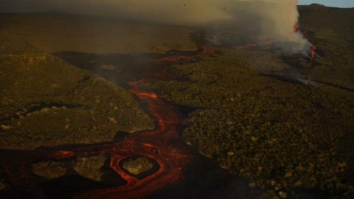 Fotografía cedida por el Parque Nacional Galápagos, el 7 de enero de 2022, que muestra la columna de humo que se eleva tras la erupción del volcán Wolf, en la isla Isabela de Galápagos (Ecuador).