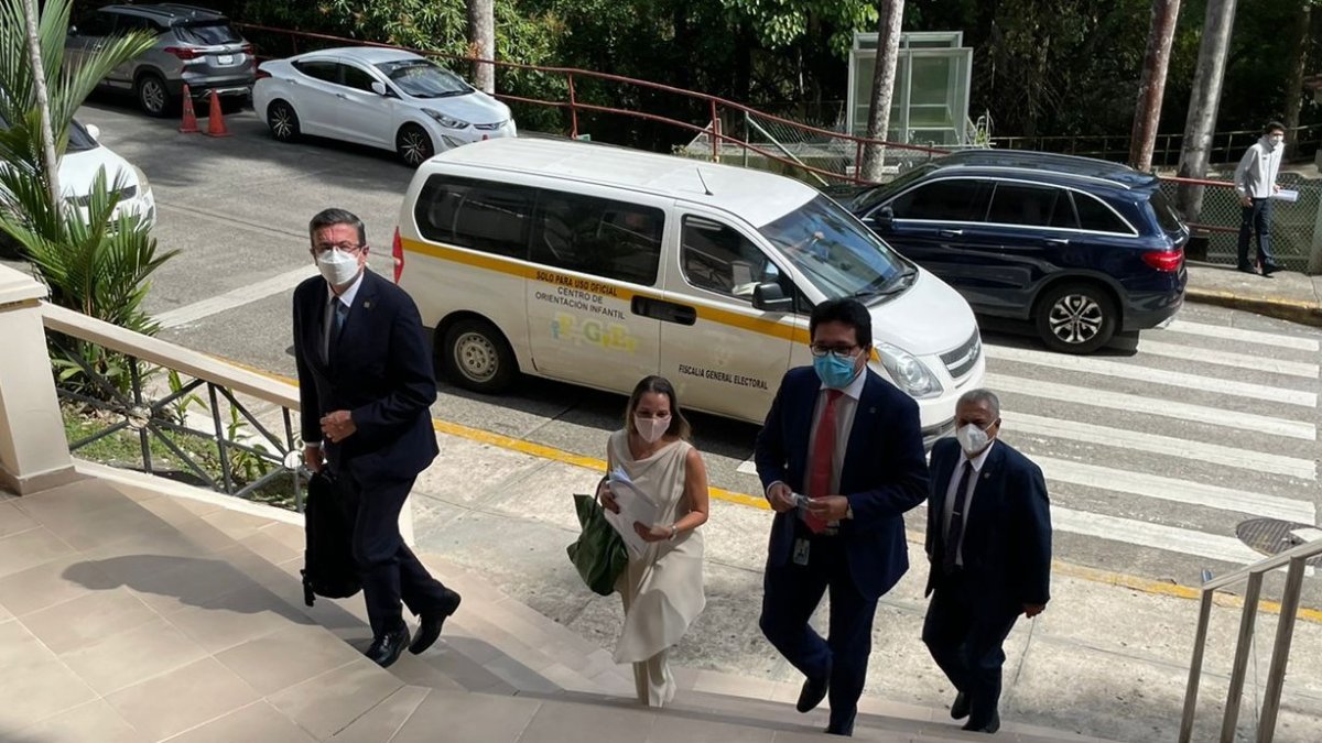 Íñigo Salvador y Santiago Terán (derecha), jefe de la Unidad de Recuperación de Activos en Panamá. 