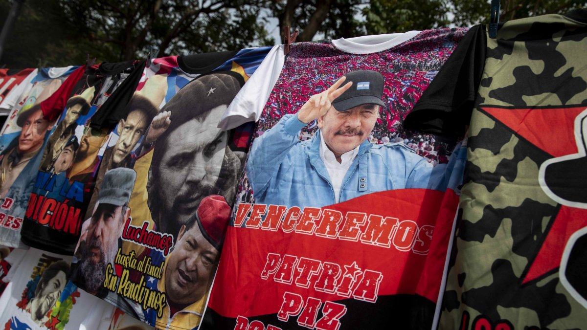 Fotografía de varias camisetas, entre ellas una con la imagen estampada del presidente de Nicaragua, Daniel Ortega.