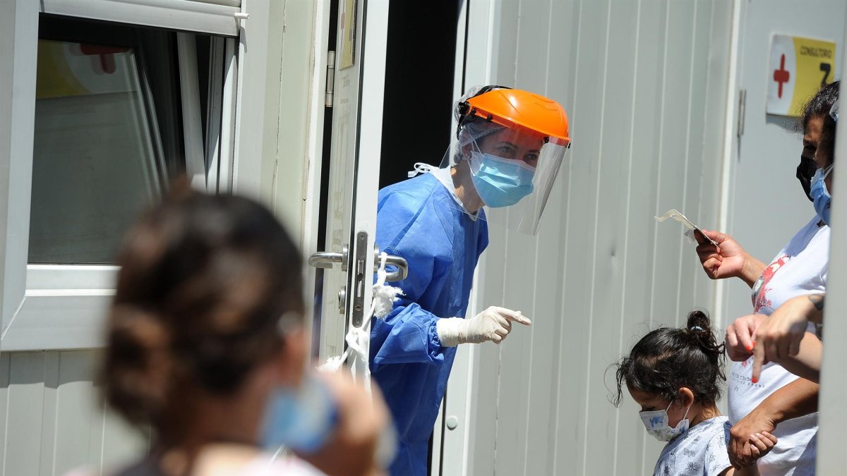 Personal de salud atiende a personas que acuden a realizarse una prueba para detectar la covid-19 en el Hospital Pedro Elizalde, hoy, en Buenos Aires (Argentina). 