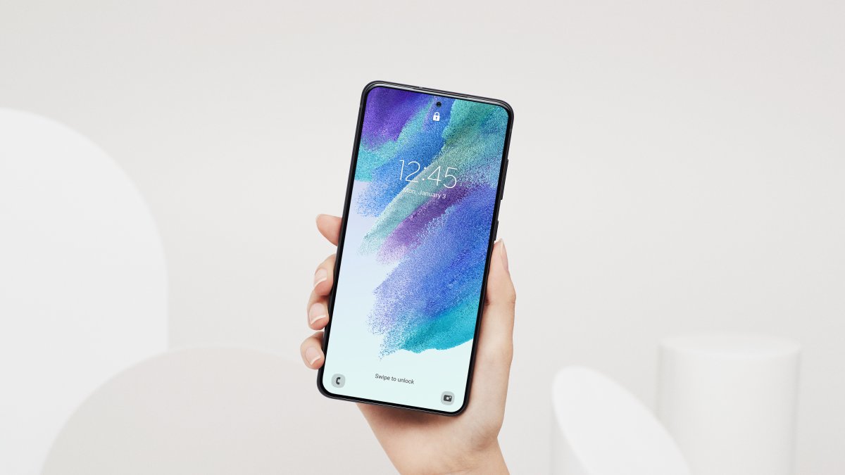El Galaxy S21 FE cuenta con una carcasa de 7.9mm de grosor, por lo que puede entrar fácilmente en un bolsillo