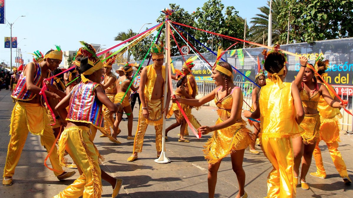 Fotografía de archivo fechada el 23 de febrero de 2020 de Integrantes de una comparsa desfilan en la Gran Parada de Tradición durante el segundo día del Carnaval de Barranquilla (Colombia).