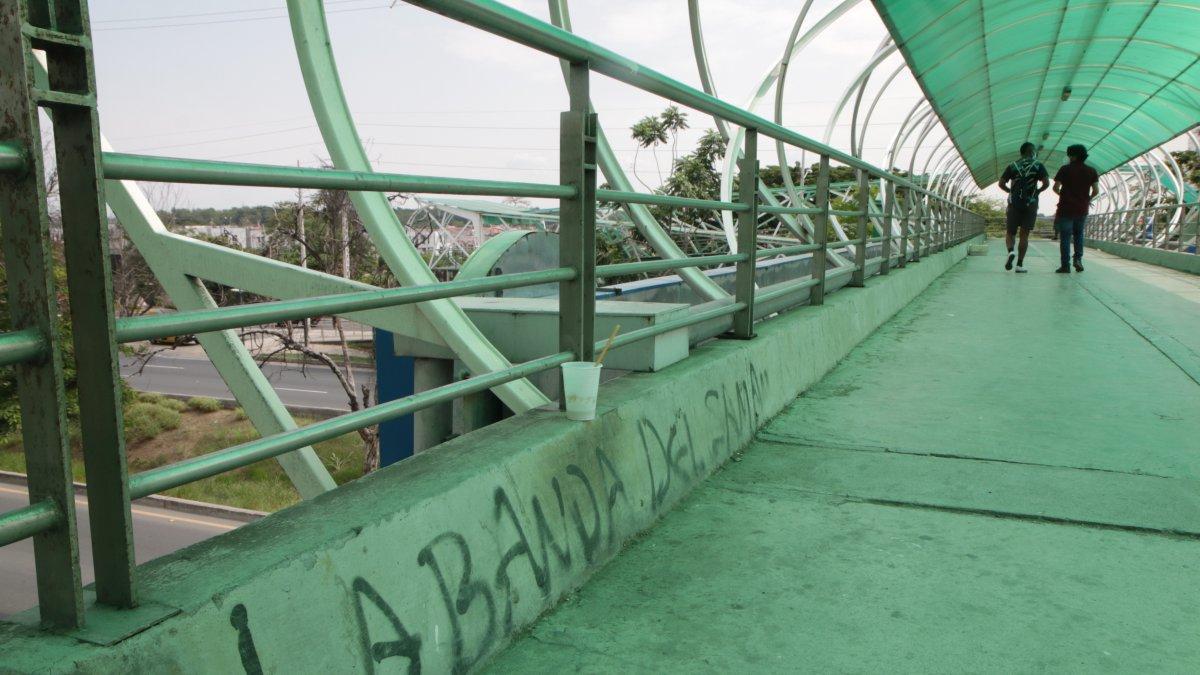 Situación. El puente peatonal de Puerto Azul tiene desde cables a techos hurtados por los antisociales.