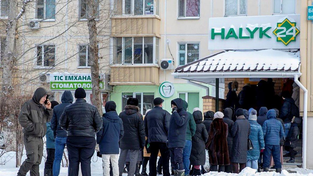  Los turistas son los más afectados, ya que no pueden pagar con tarjetas sus transacciones. / RADMIR FAHRUTDINOV